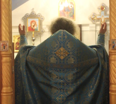 В храме Божии ясно Дева является...