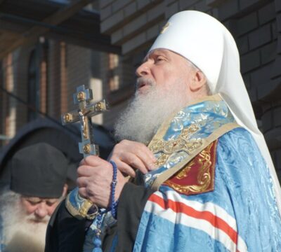 В престольный праздник Митрополит Тобольский и Тюменский Димитрий освятил мозаичные иконы на фасаде строящегося храма в честь Покрова Пресвятой Богородицы.